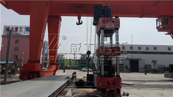 汽車(chē)保險杠液壓機(jī)準備噴漆