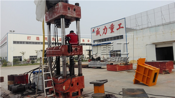 汽(qì)車遮陽板液壓機組裝中